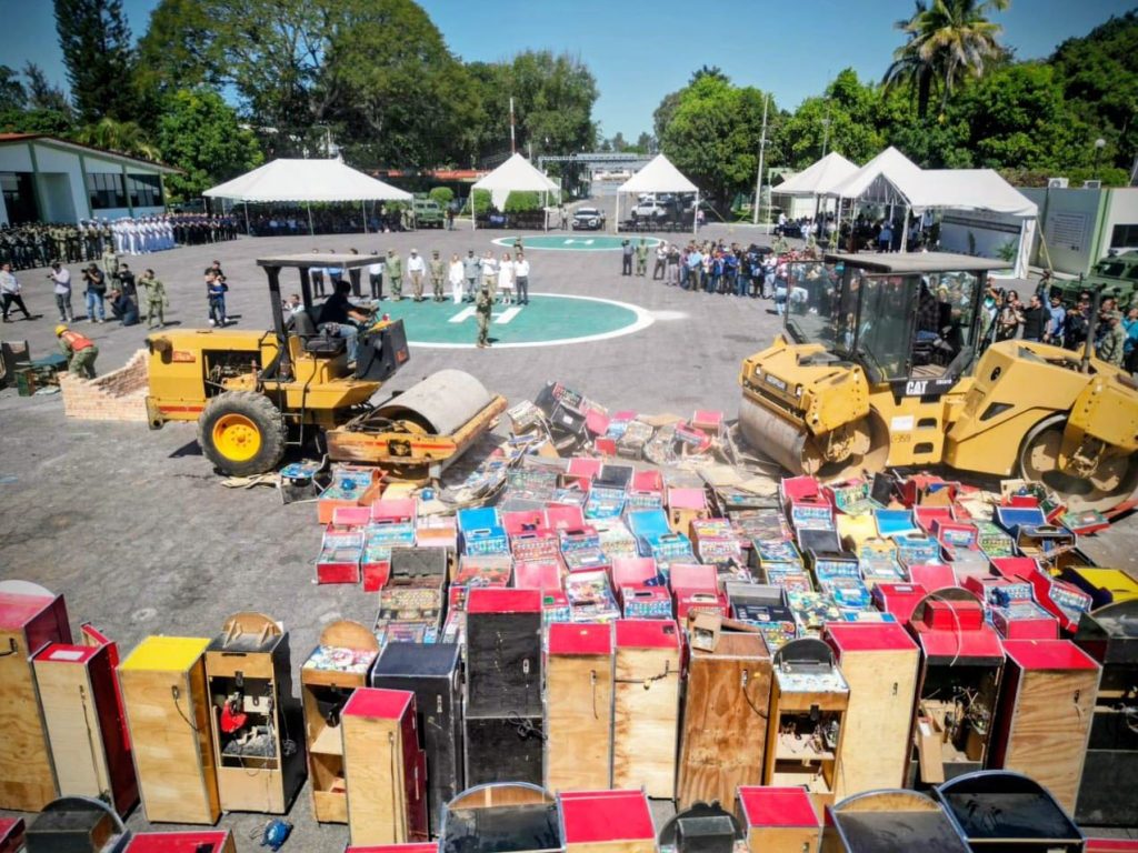 Gobernador encabeza destrucción de máquinas tragamonedas y narcóticos en Tepic