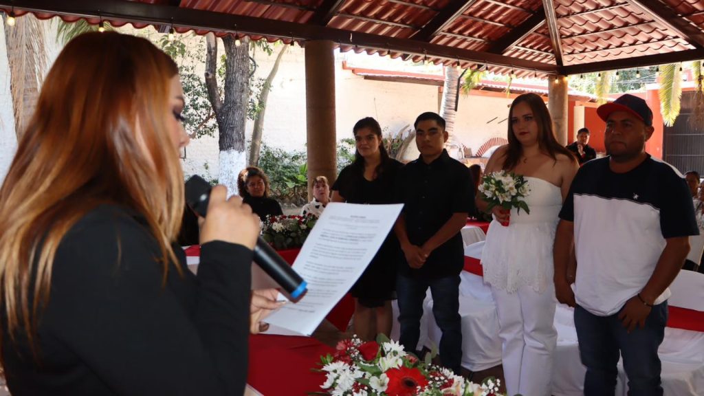 Bodas colectivas en Ahuacatlán fortalecen certeza jurídica en el Día del Amor y la Amistad