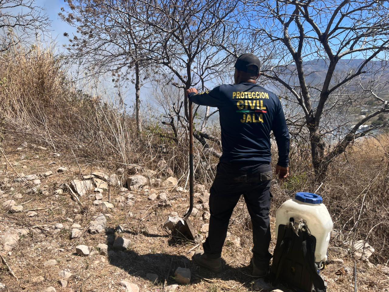 Protección Civil de Jala atiende incendio en predio cercano a la autopista