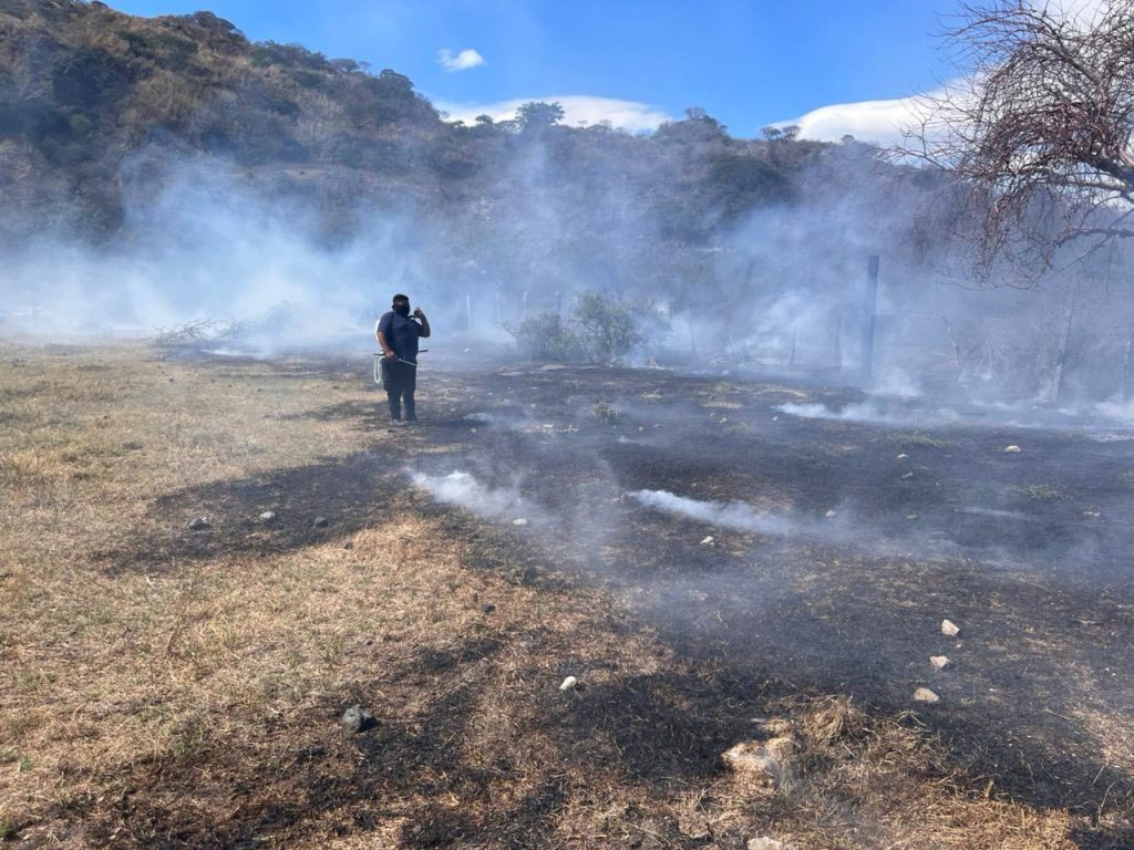 Protección Civil de Jala atiende incendio en predio cercano a la autopista