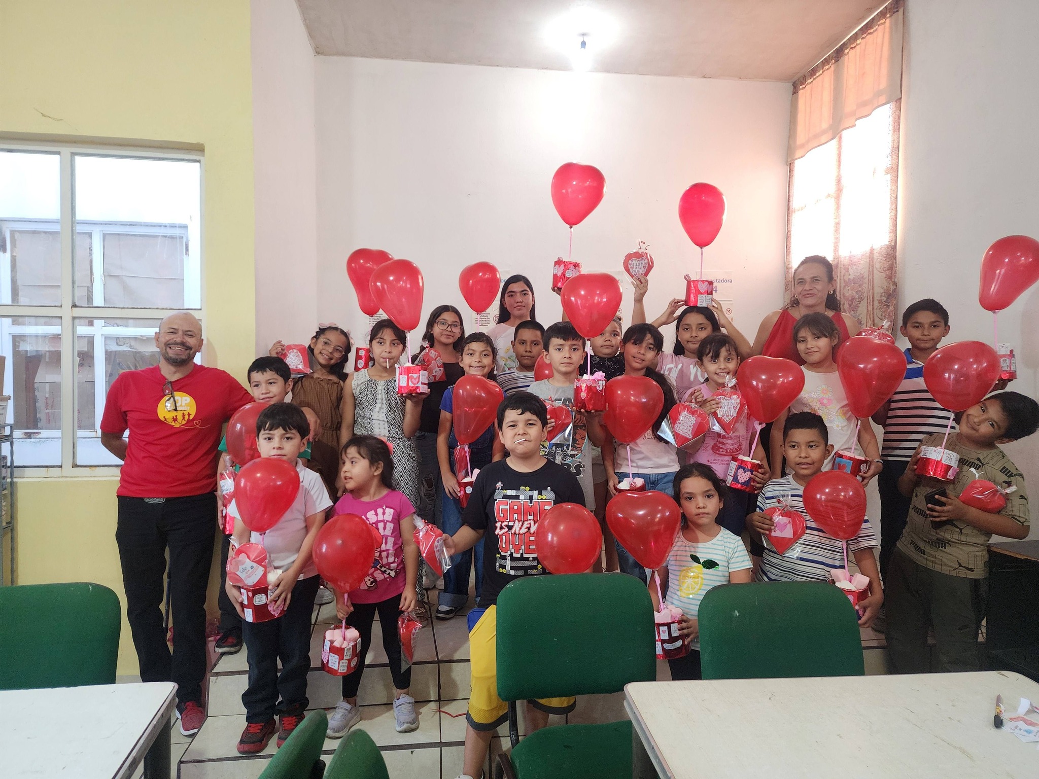 Taller de San Valentín en la Biblioteca Pública Prisciliano Sánchez fomenta creatividad infantil