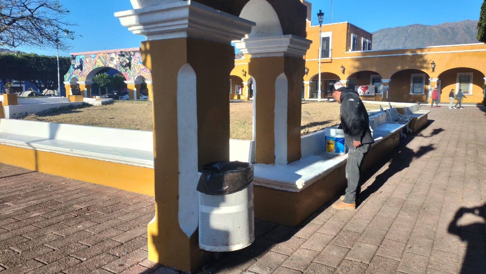 Jala realiza mantenimiento en la plaza principal para fortalecer la imagen urbana