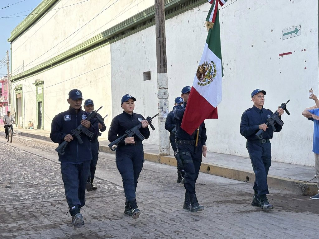 Tuxpan conmemora el Día de la Bandera con acto cívico en el jardín principal