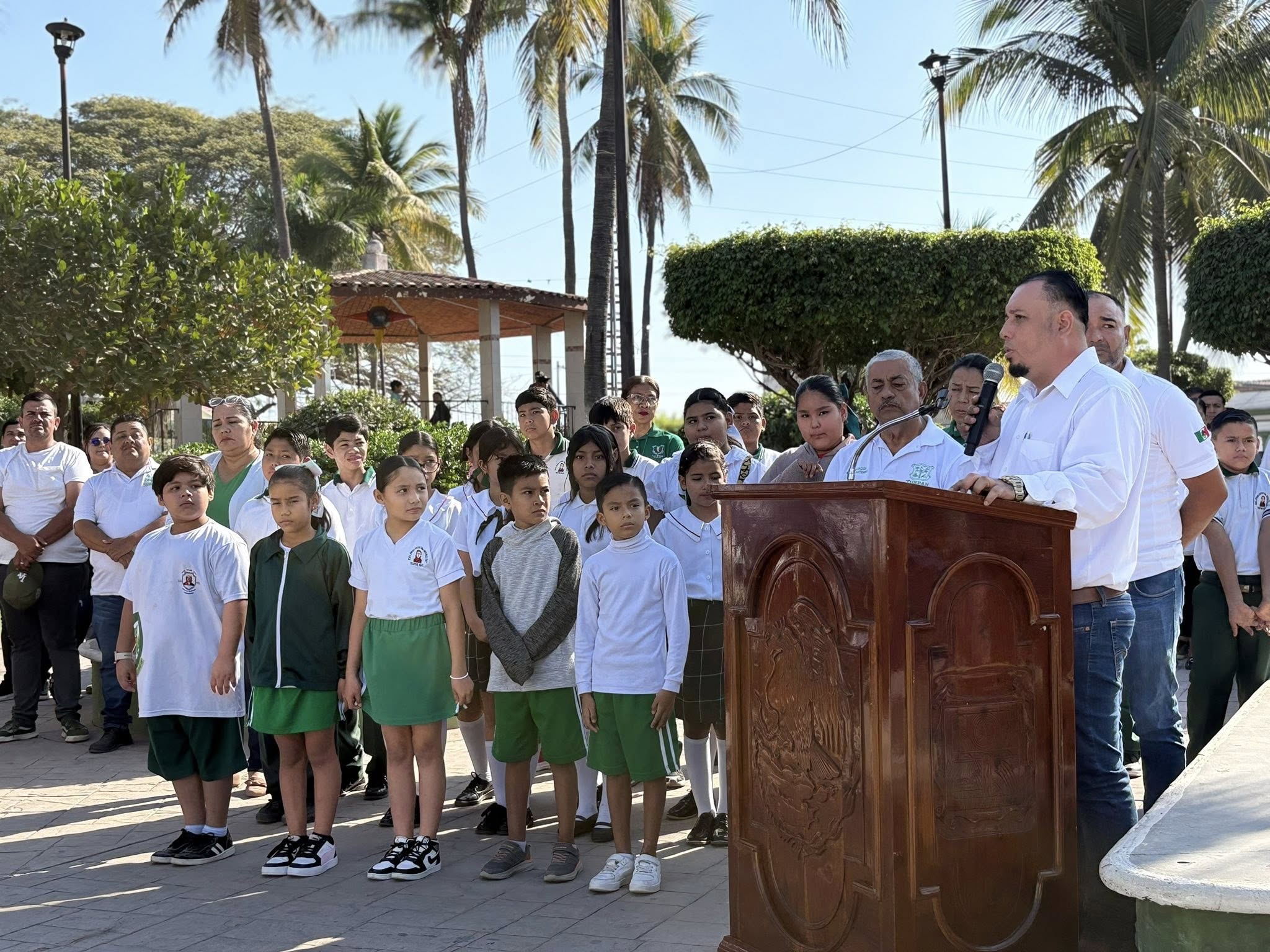 Tuxpan conmemora el Día de la Bandera con acto cívico en el jardín principal