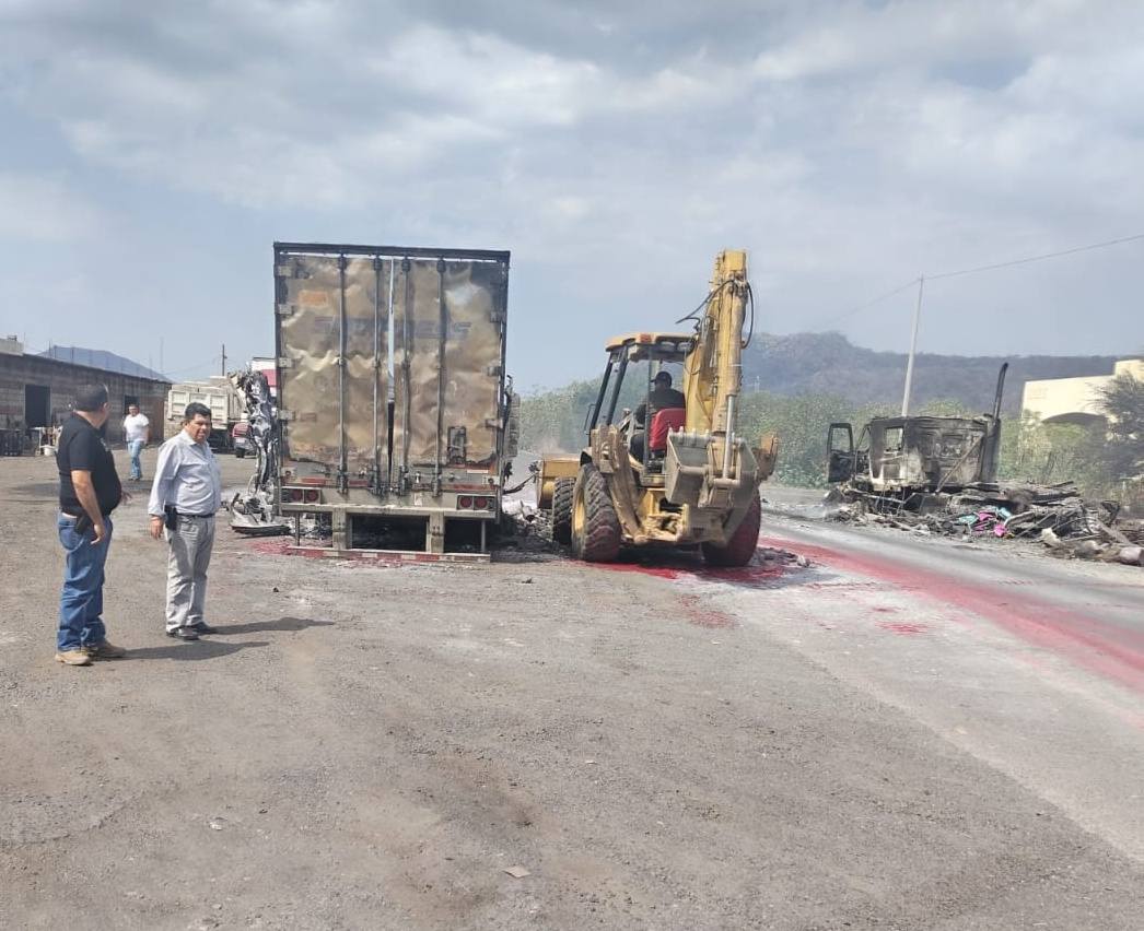 Autoridades municipales supervisan atención a personas varadas y liberación de carretera