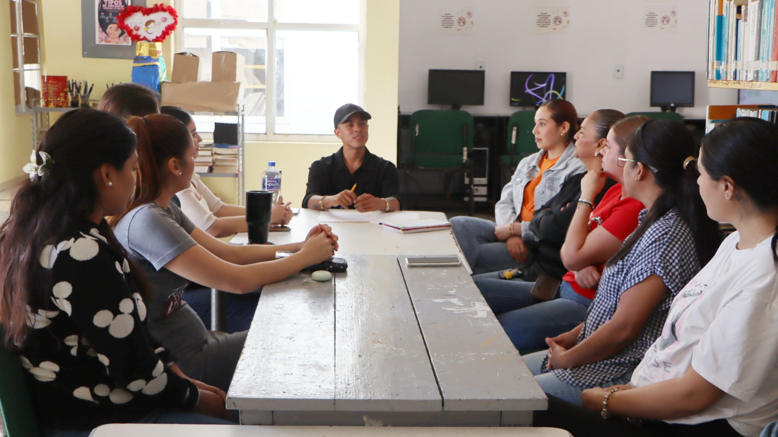 Conmemoran Día Naranja en Ahuacatlán con plática sobre violencia económica