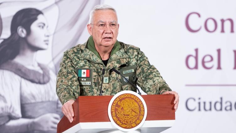 Secretario de Defensa se emociona al recordar a los 25 guardias nacionales caídos tras operación contra El Mencho
