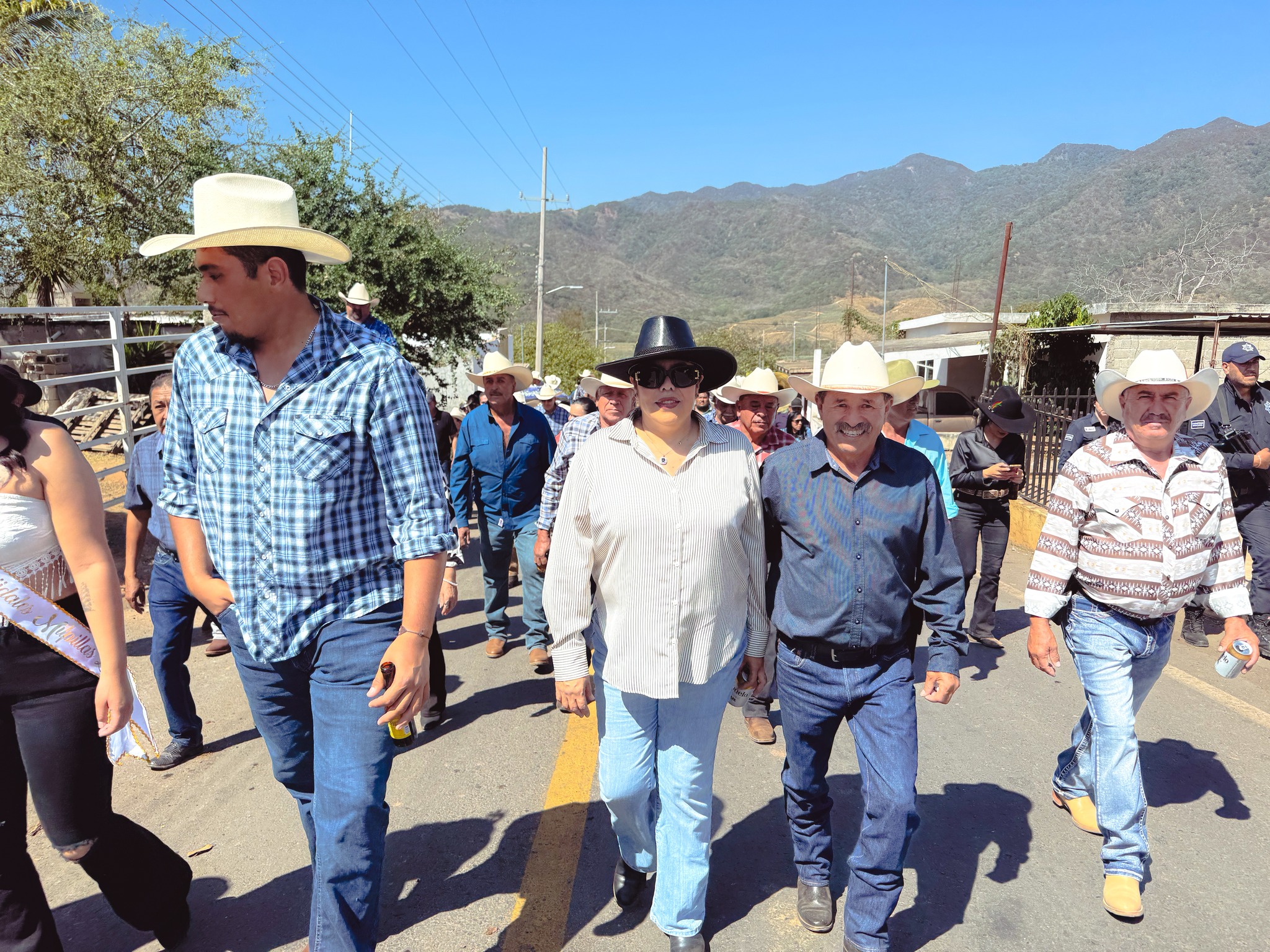 La presidenta Xóchitl Velazco acompaña las fiestas ejidales de Milpillas Bajas en San Pedro Lagunillas