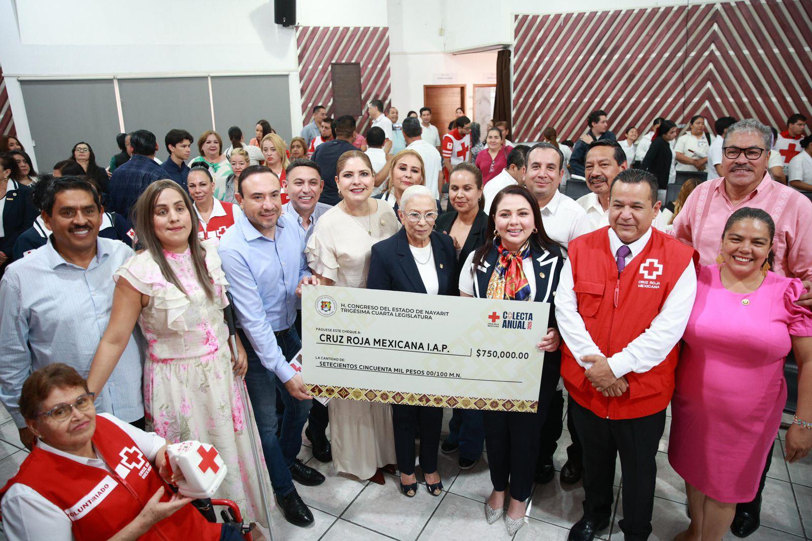 Diputados de Nayarit entregan donativo a la Cruz Roja durante la Colecta Anual