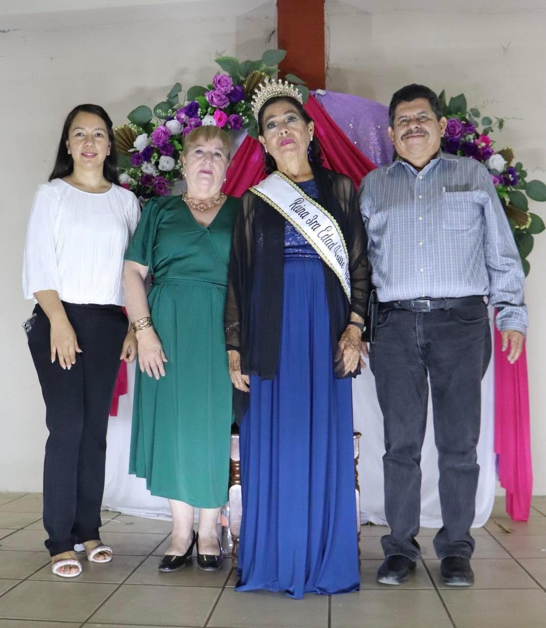 Coronación de la Reina de la Tercera Edad en fiestas Virgen del Rosario Valle Verde