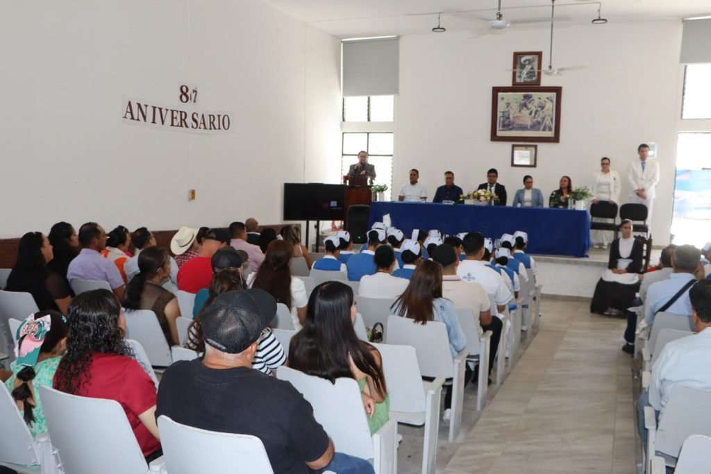 Ceremonia de imposición de cofia fortalece la formación de estudiantes de enfermería en Ahuacatlán
