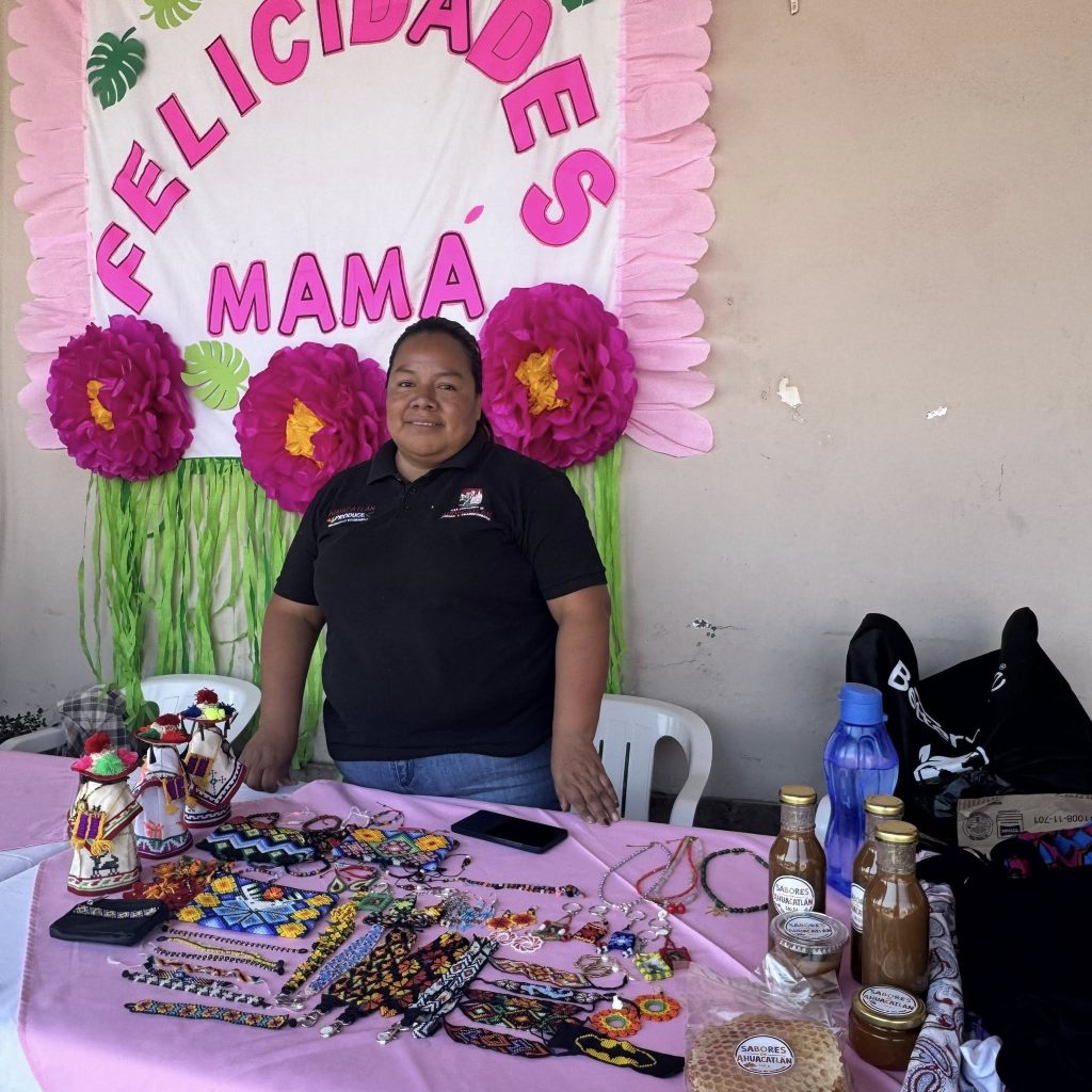 Ahuacatlán impulsa el emprendimiento local con exposición de productos en la Presidencia Municipal