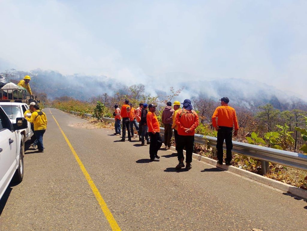 Gobierno de Nayarit refuerza combate al incendio forestal en La Yesca