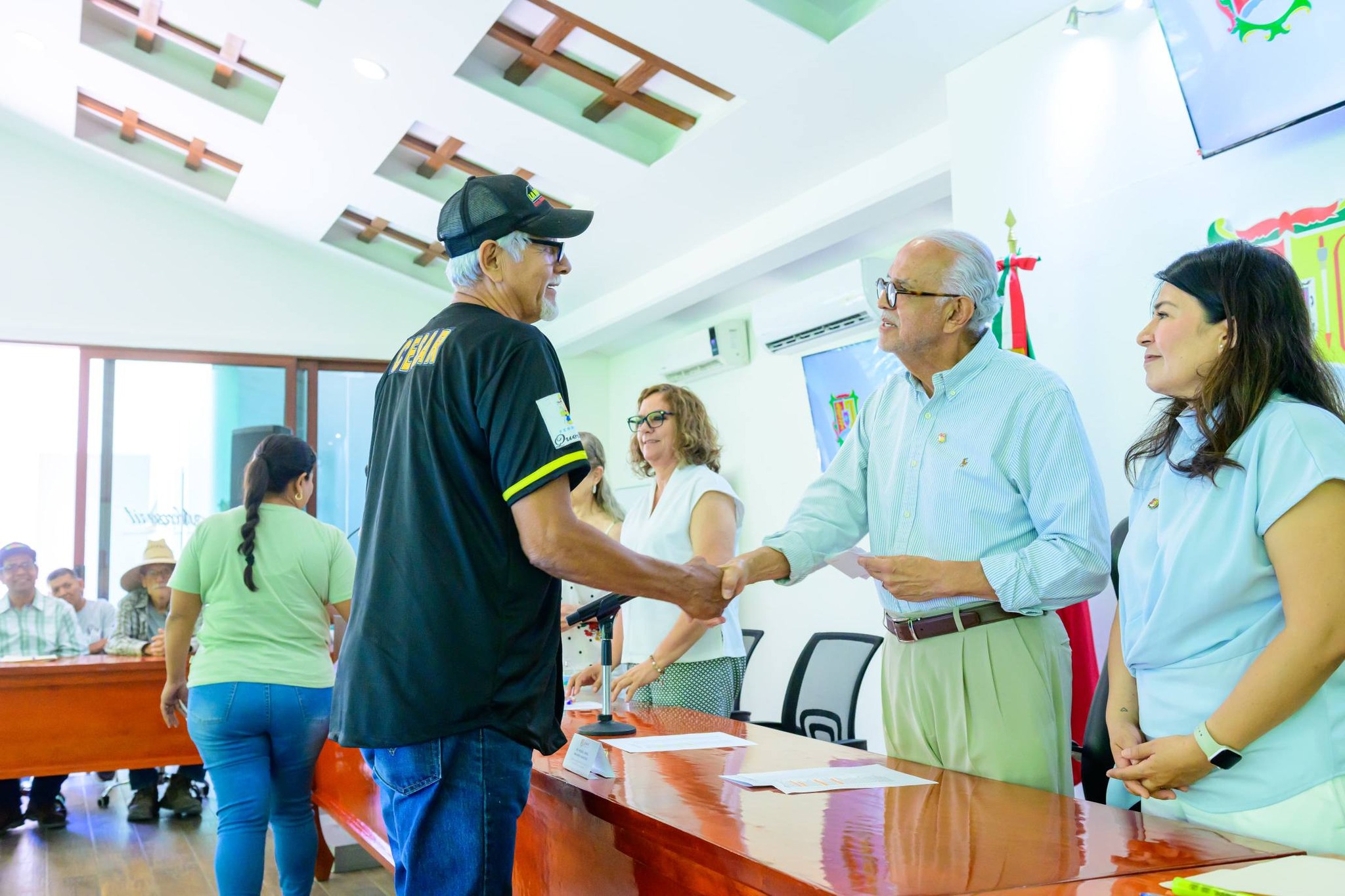Miguel Ángel Navarro entrega apoyos a productores de frijol de Tuxpan
