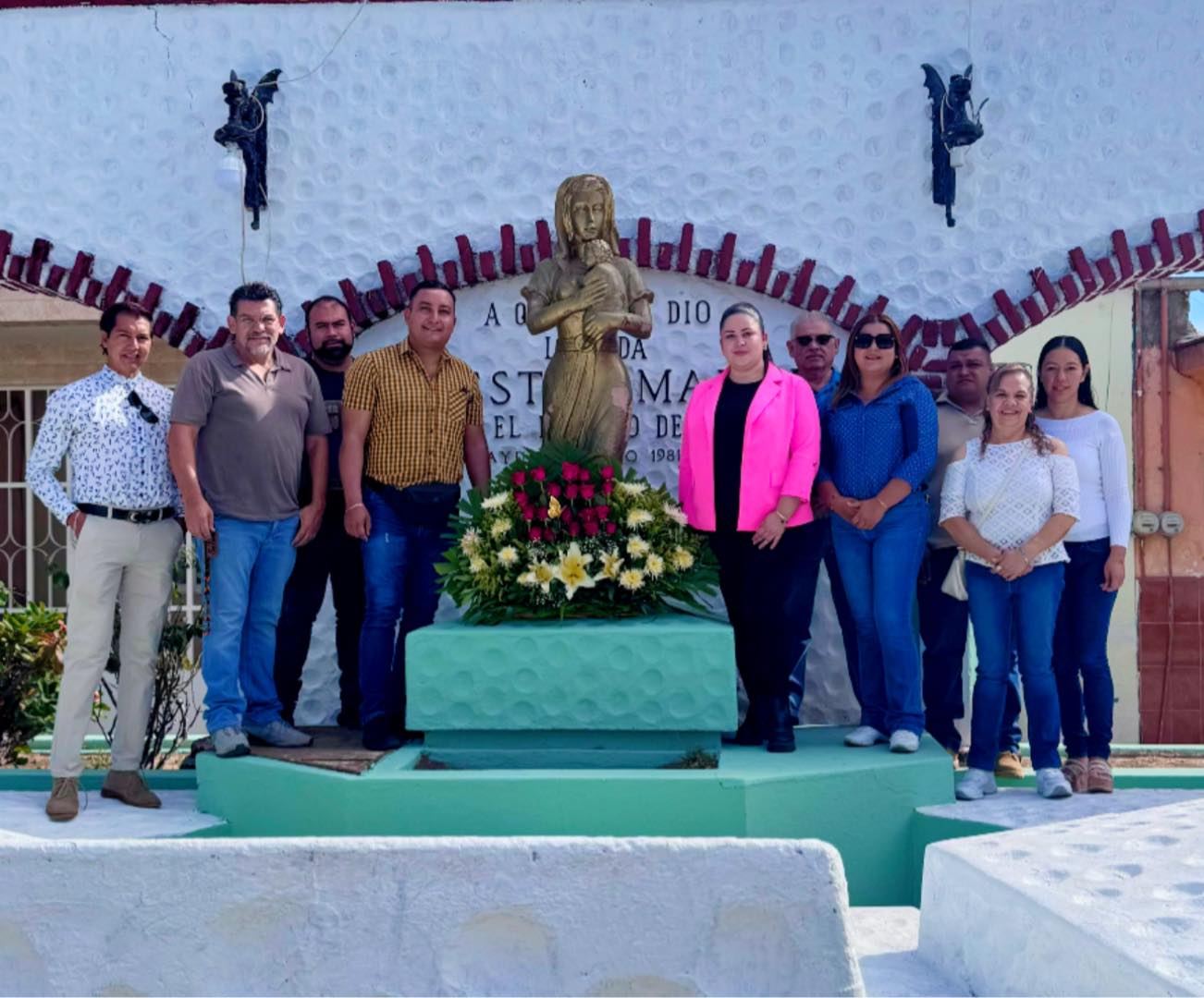 Ahuacatlán realiza homenaje a las madres en el Monumento a la Madre