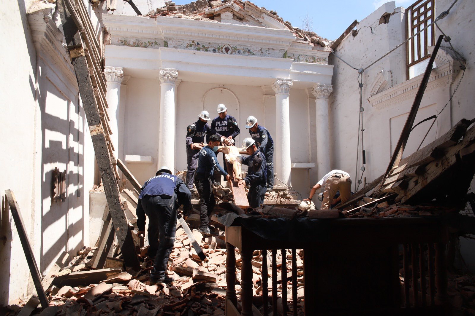 Avanzan trabajos de limpieza en templo antiguo de San Blas tras derrumbe