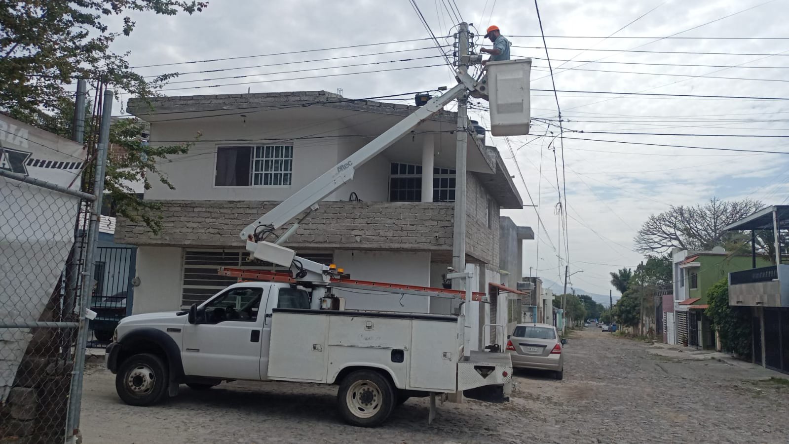 Xalisco fortalece alumbrado público con mantenimiento y rehabilitación de luminarias en distintas colonias
