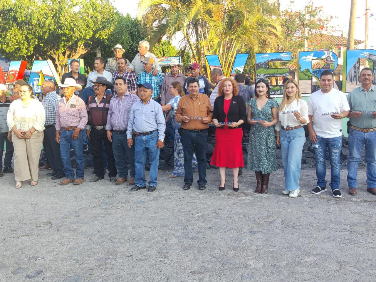 Develan maxiletras de Valle Verde como nuevo símbolo de identidad comunitaria