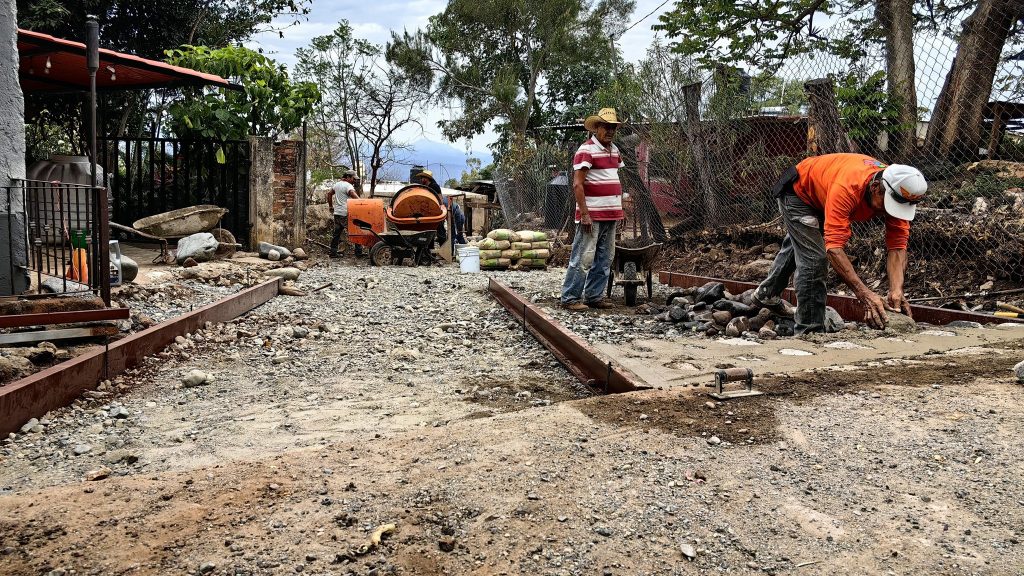 Continúan trabajos de empedrado en La Yerbabuena para mejorar movilidad en Amatlán de Cañas