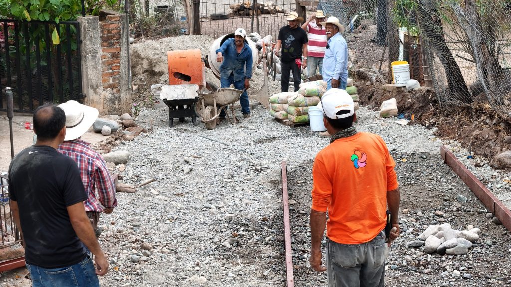 Continúan trabajos de empedrado en La Yerbabuena para mejorar movilidad en Amatlán de Cañas