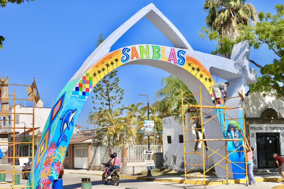 Nuevo arco de entrada a San Blas incorpora murales emblemáticos para reforzar identidad turística y cultural