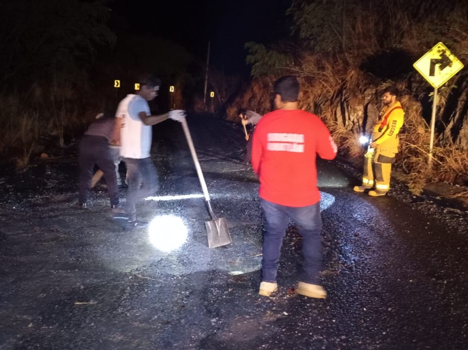 Protección Civil de Amatlán de Cañas atiende derrumbes y obstrucciones tras lluvias registradas en el municipio