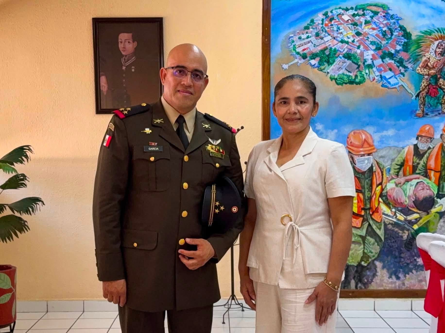 Alcaldesa de Tecuala participa en toma de protesta del nuevo comandante del 86/o Batallón de Infantería en Acaponeta