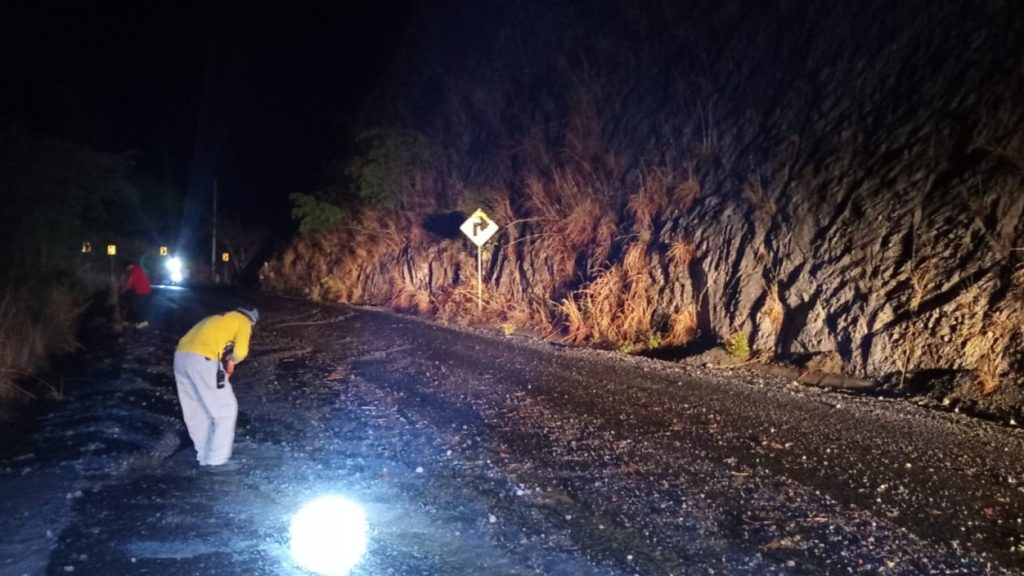 Protección Civil de Amatlán de Cañas atiende derrumbes y obstrucciones tras lluvias registradas en el municipio