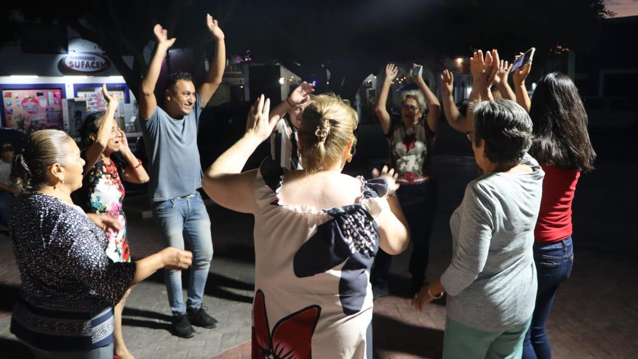 Viernes social reúne a adultos mayores en jornada de convivencia, música y bienestar en Ahuacatlán
