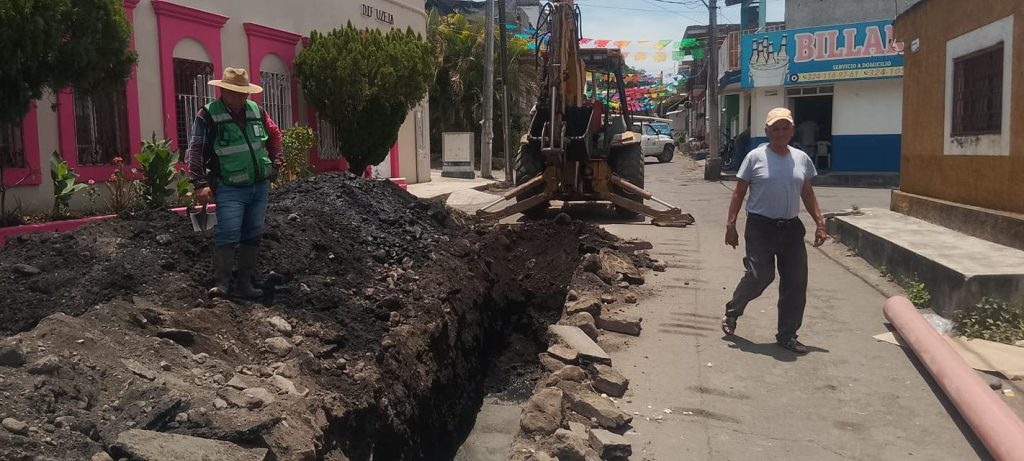 Gobierno de Ahuacatlán inicia rehabilitación de drenaje en Uzeta para fortalecer infraestructura básica