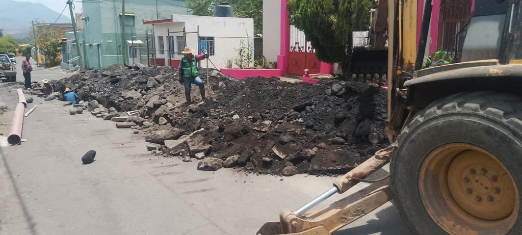 Gobierno de Ahuacatlán inicia rehabilitación de drenaje en Uzeta para fortalecer infraestructura básica