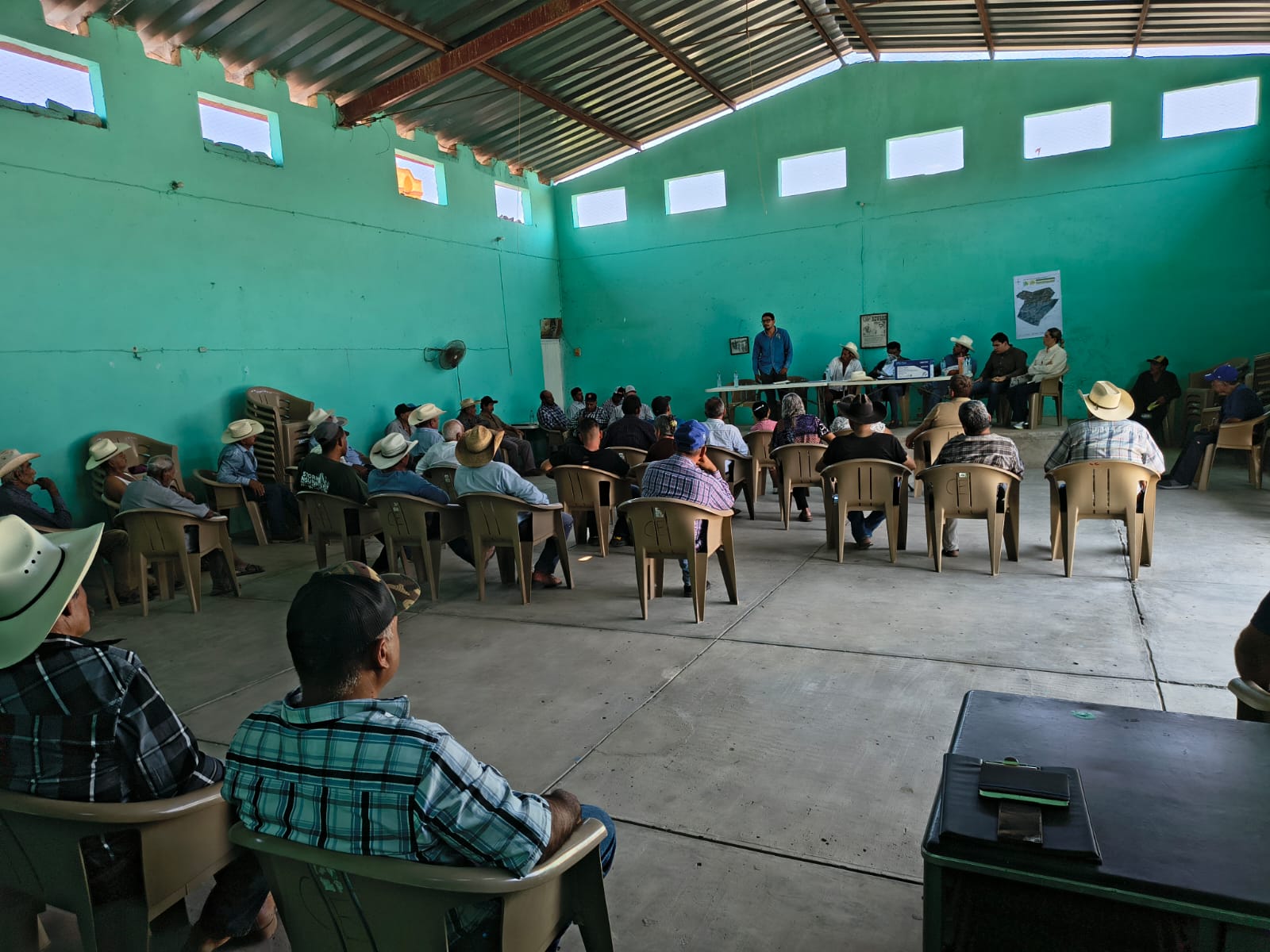 Campaña de prevención contra el gusano barrenador fortalece la protección del sector ganadero en Santa Cruz de Camotlán
