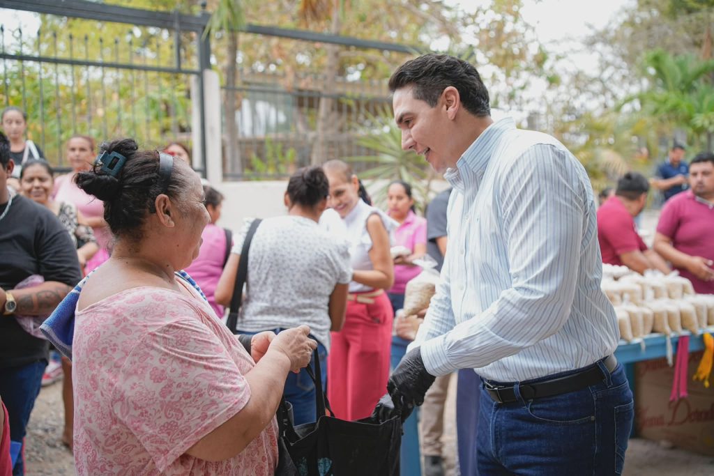 “El Mercadito” lleva apoyos alimentarios a familias de Mezcales en Bahía de Banderas