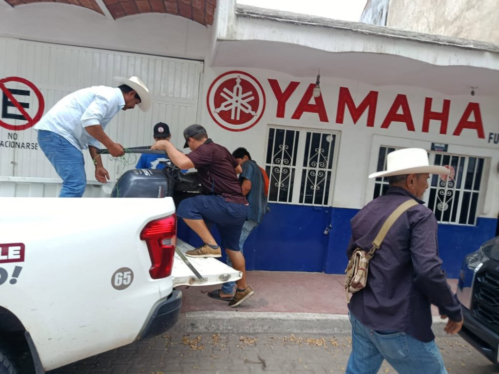 Santa María del Oro fortalece al sector pesquero con mantenimiento de motores fuera de borda