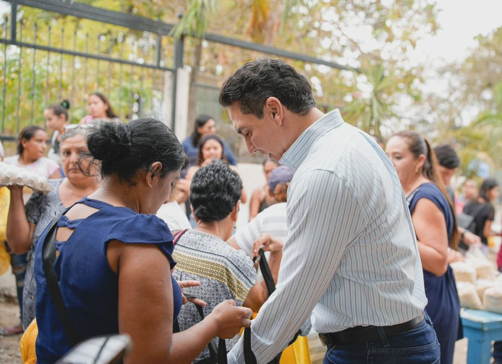 “El Mercadito” lleva apoyos alimentarios a familias de Mezcales en Bahía de Banderas