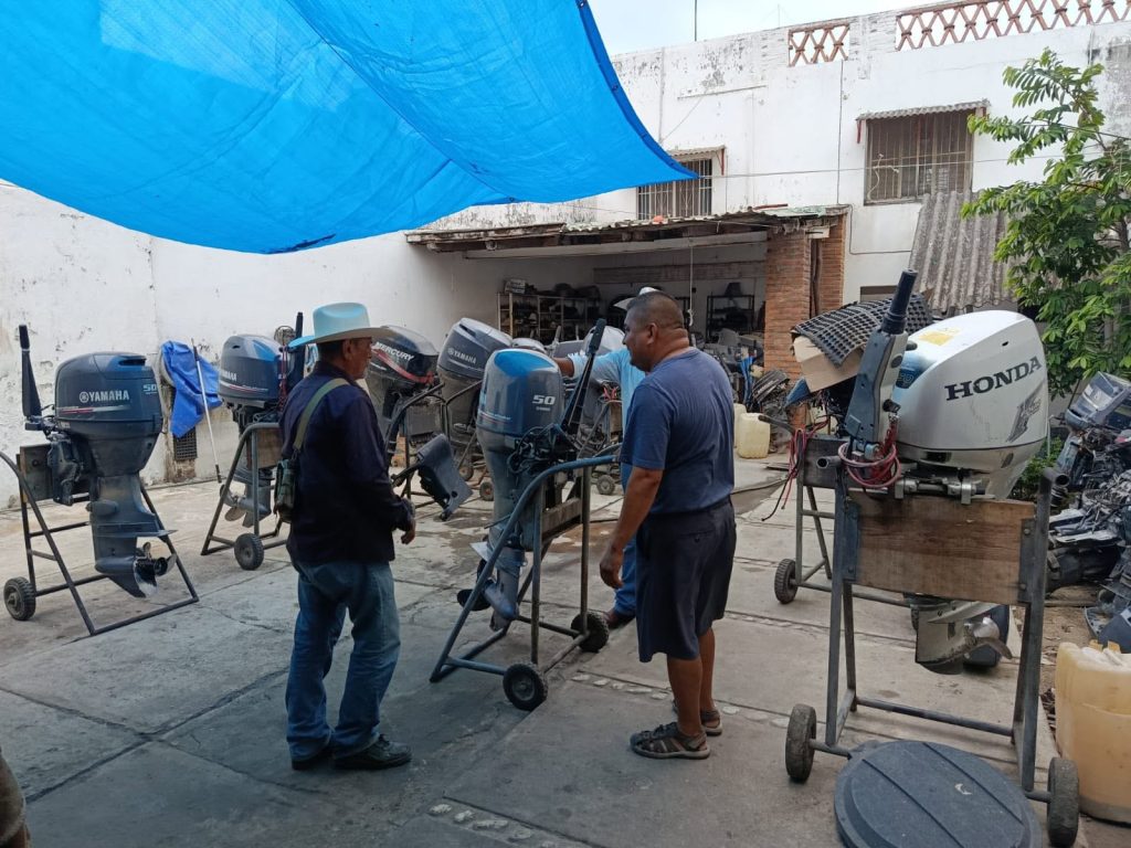 Santa María del Oro fortalece al sector pesquero con mantenimiento de motores fuera de borda