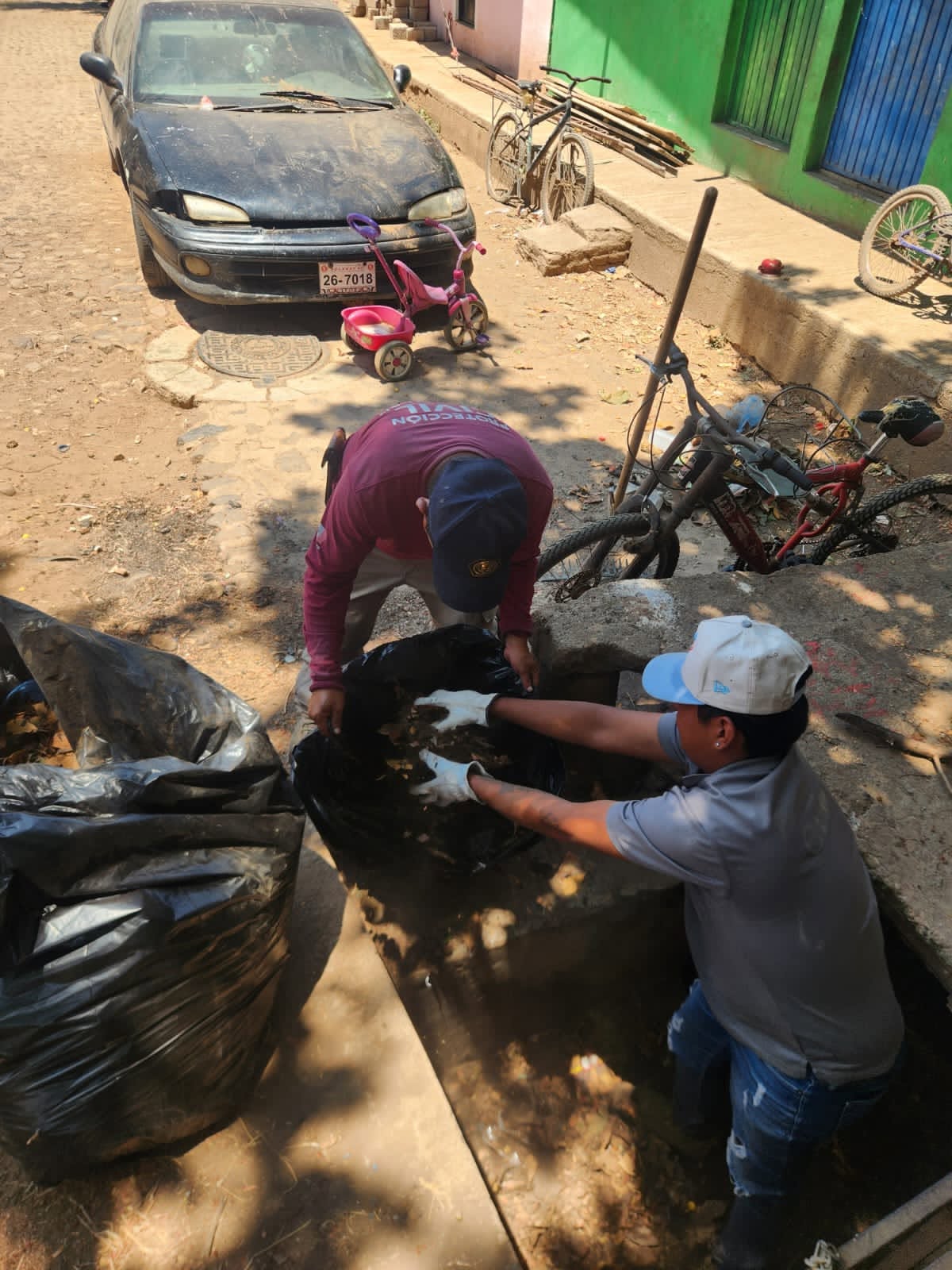 Limpieza y desazolve de alcantarillas refuerzan la prevención ante temporada de lluvias en Ahuacatlán