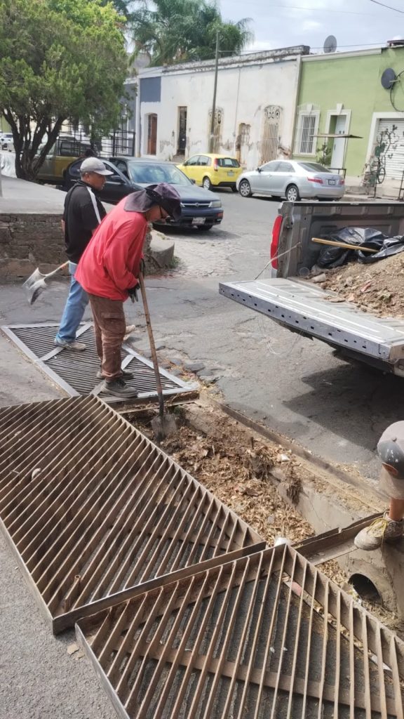 Limpieza y desazolve de alcantarillas refuerzan la prevención ante temporada de lluvias en Ahuacatlán