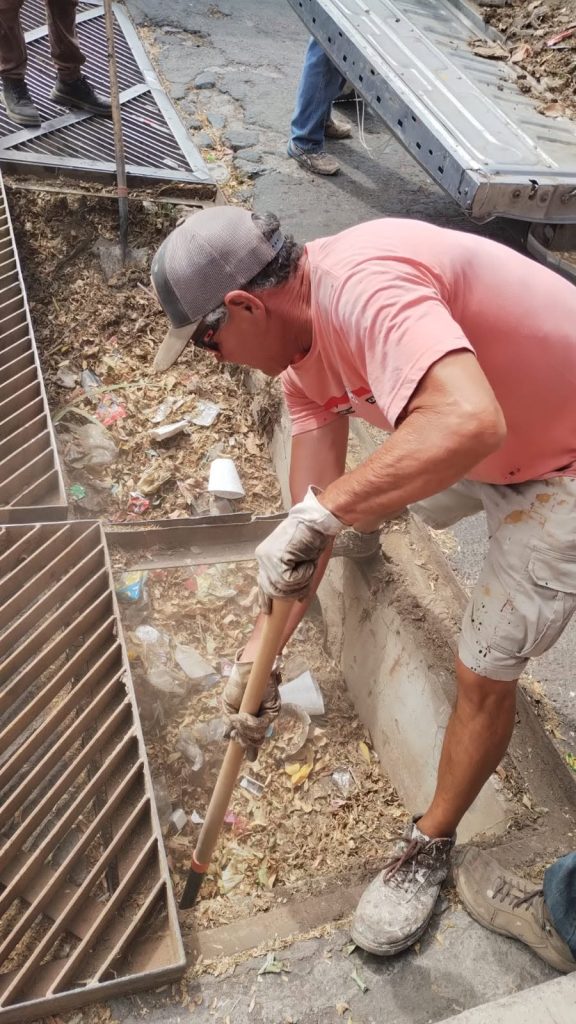 Limpieza y desazolve de alcantarillas refuerzan la prevención ante temporada de lluvias en Ahuacatlán