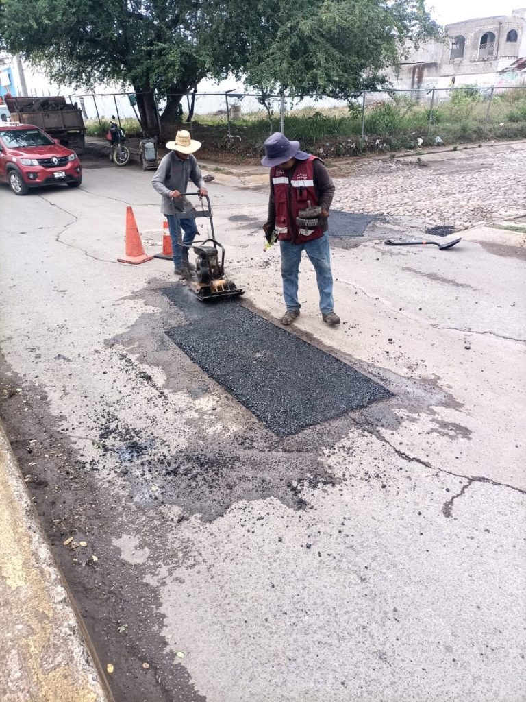 Gobierno de Tepic realiza trabajos de bacheo en la zona de Las Canteras para mejorar la infraestructura vial