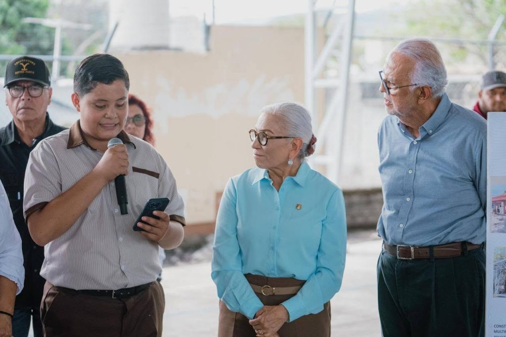 Educación digna fortalece el futuro de estudiantes en Ahuacatlán