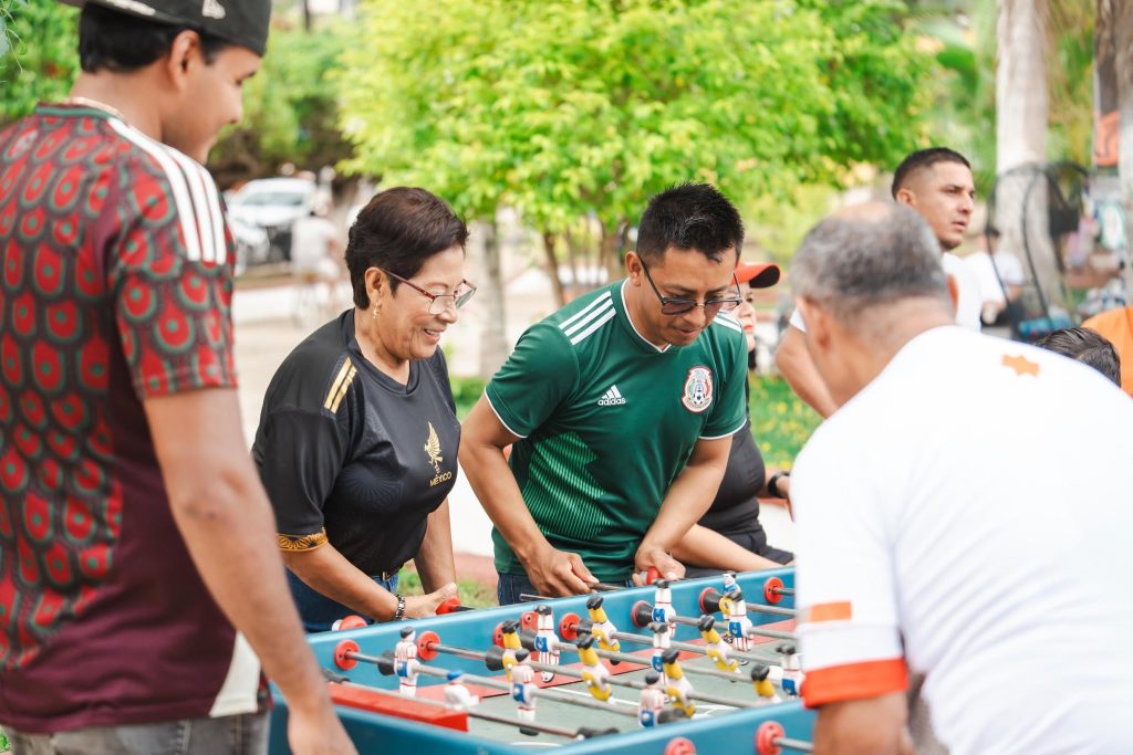 Juegos y diversión reúnen a familias en una fiesta futbolera organizada en Compostela