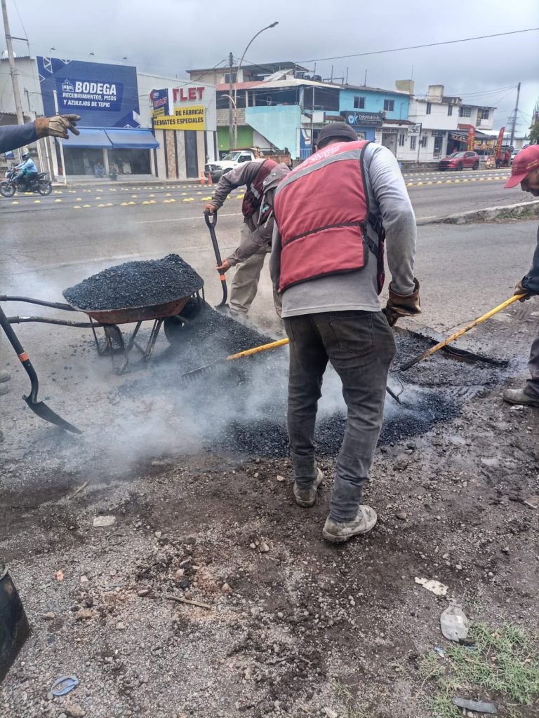 Gobierno de Tepic realiza trabajos de bacheo en la zona de Las Canteras para mejorar la infraestructura vial