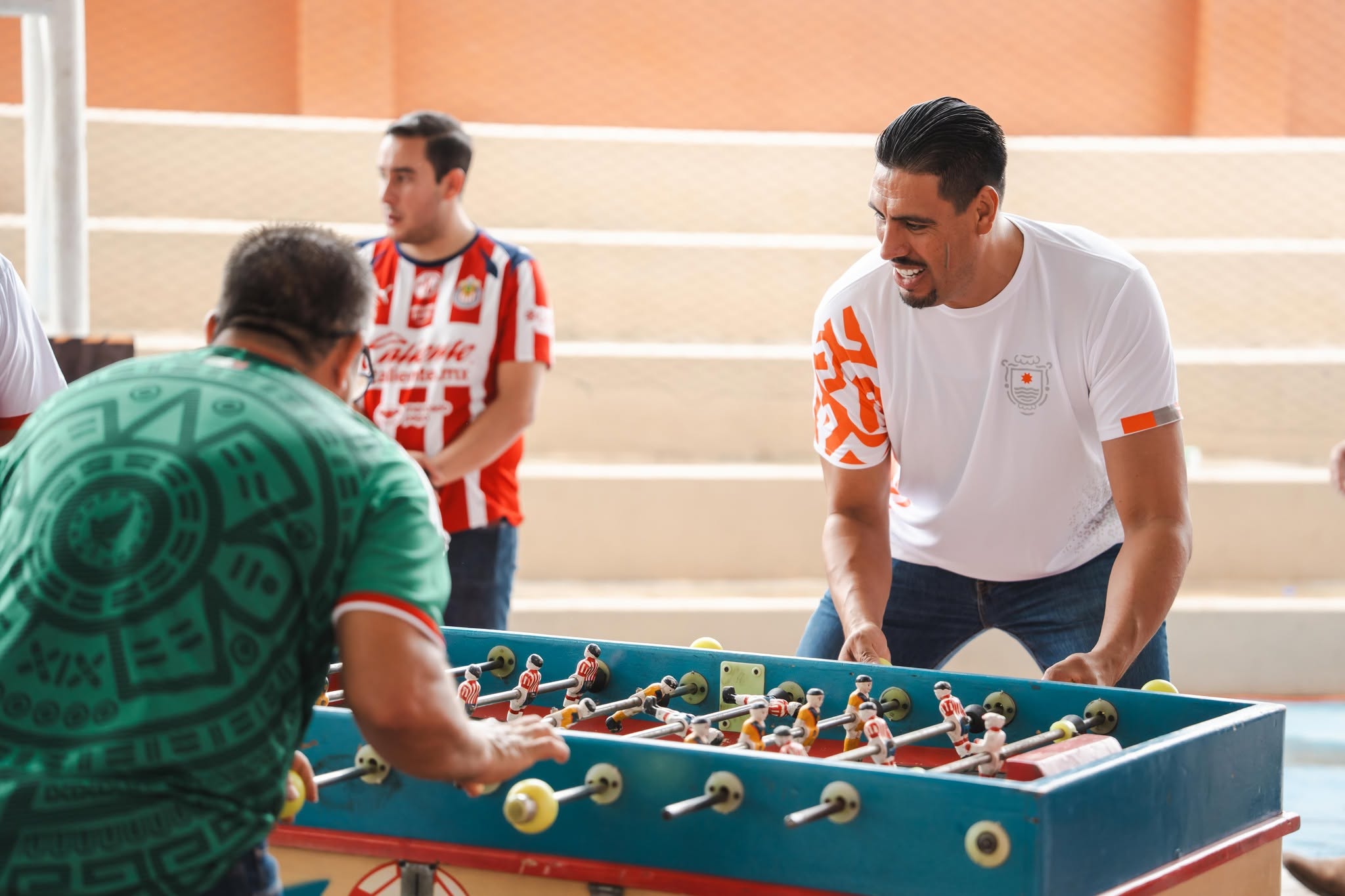 Juegos y diversión reúnen a familias en una fiesta futbolera organizada en Compostela