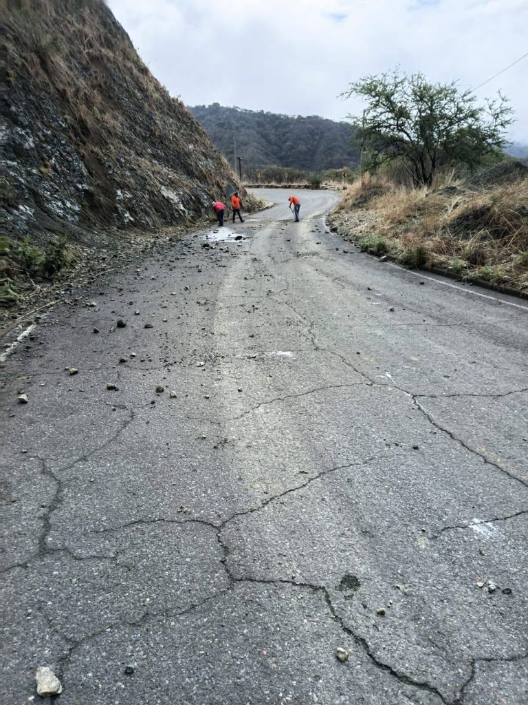 Limpieza carretera Amatlán de Cañas fortalece la seguridad vial tras las lluvias