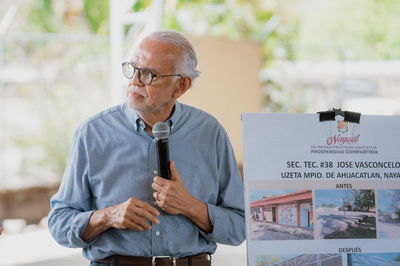 Educación digna fortalece el futuro de estudiantes en Ahuacatlán