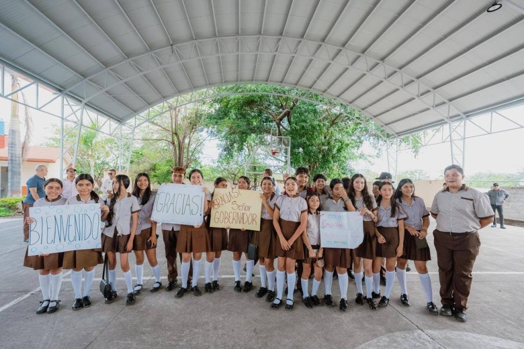 Educación digna fortalece el futuro de estudiantes en Ahuacatlán