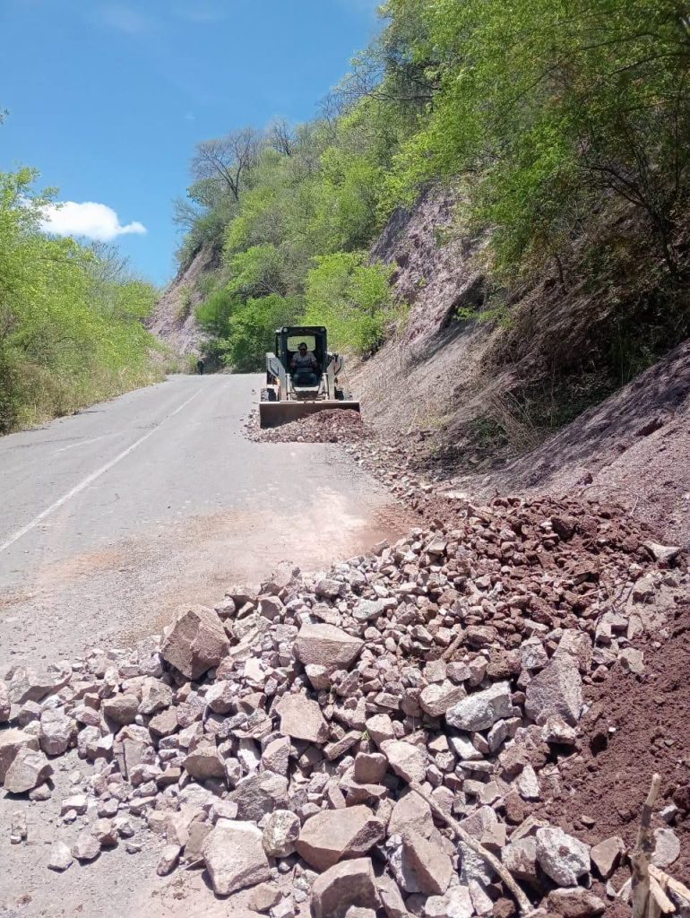 Limpieza de camino Uzeta fortalece la seguridad vial durante la temporada de lluvias