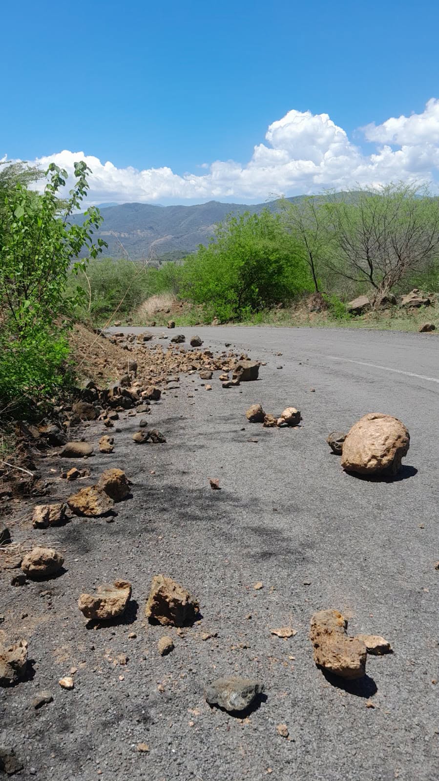 Limpieza de camino Uzeta fortalece la seguridad vial durante la temporada de lluvias