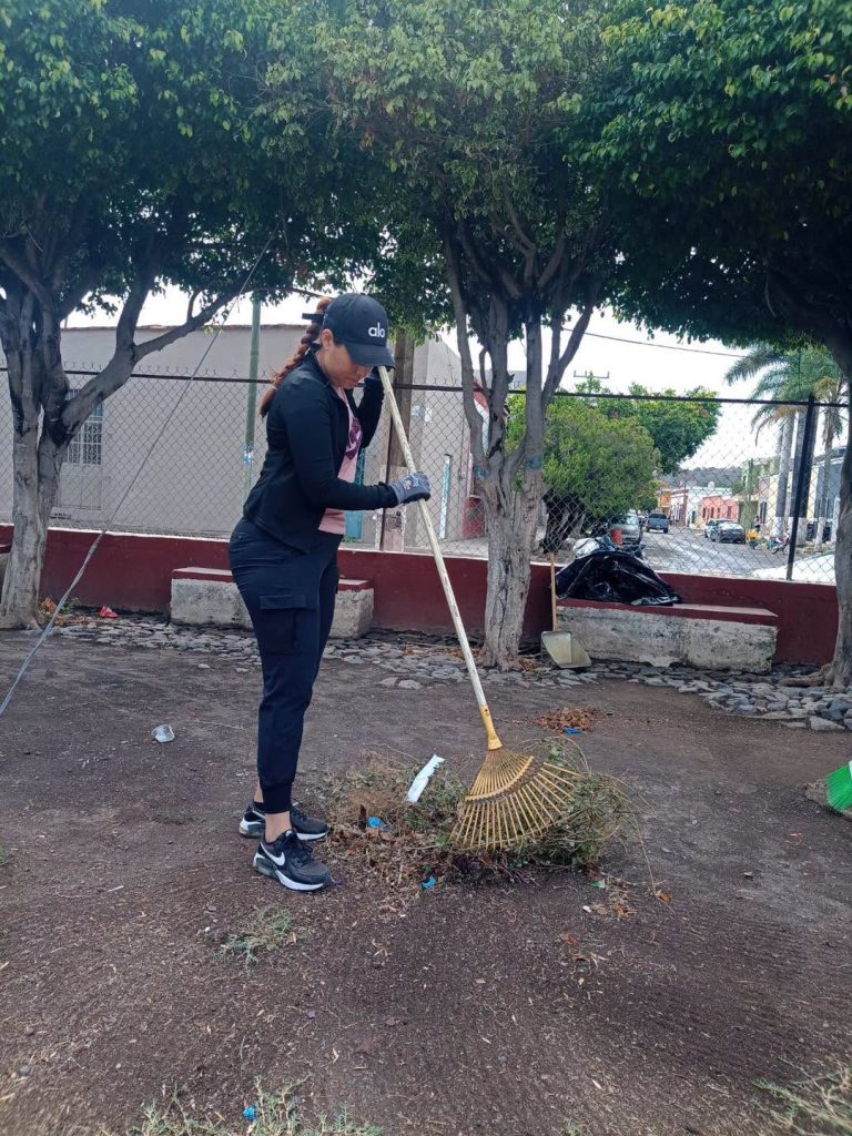 Jornada de limpieza mejora las condiciones del Parque Infantil Morelos en Ahuacatlán